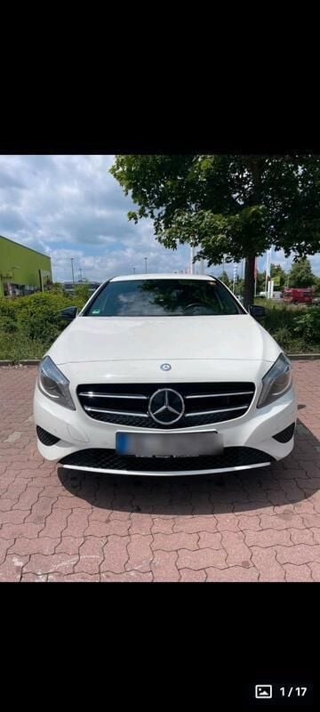 Weiß Gebraucht 2015 Mercedes A180 Urban Limousine | 13.399 € (Fairer Preis) - Bild 1/4