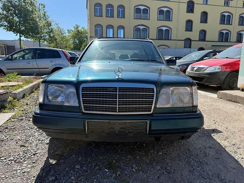 Grün Gebraucht 1995 Mercedes E280 Kombi | 5.899 € - Bild 1/4