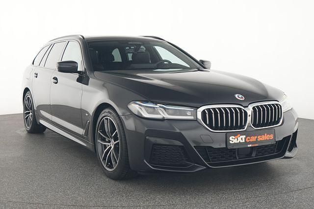 Grau Gebraucht 2023 BMW 530 M Sport Kombi | 37.880 € (Fairer Preis) - Bild 1/4