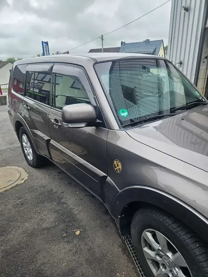 Gebraucht Mitsubishi Pajero Invite 200 PS (147 kW) 2011 Granitbraun (m) SUV