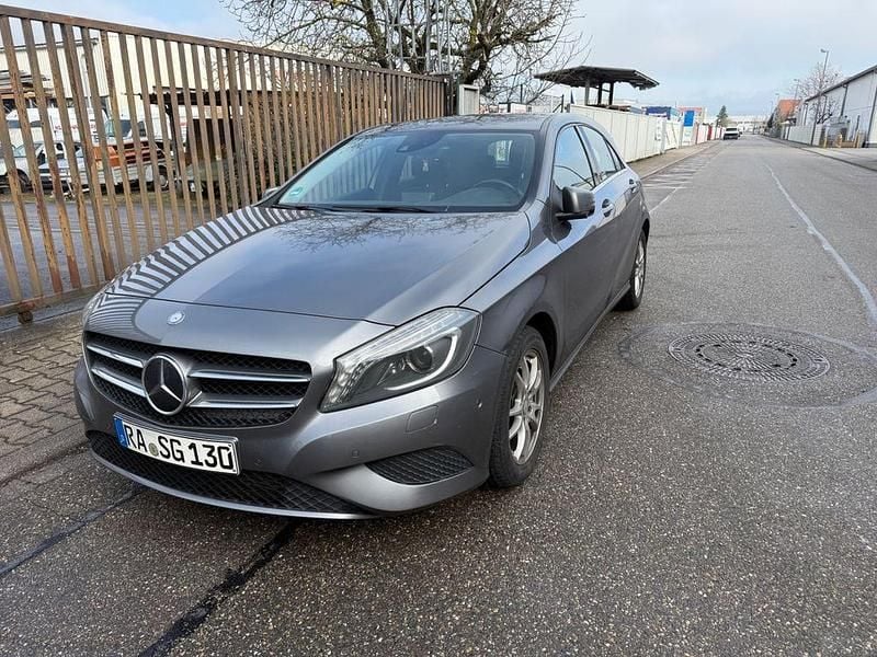 Grau Gebraucht 2015 Mercedes A200 Limousine | 11.600 € (Superpreis) - Bild 1/4