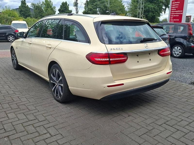 Gebraucht Mercedes E300 194 PS (142 kW) 2019 Hellelfenbein  unilack Limousine