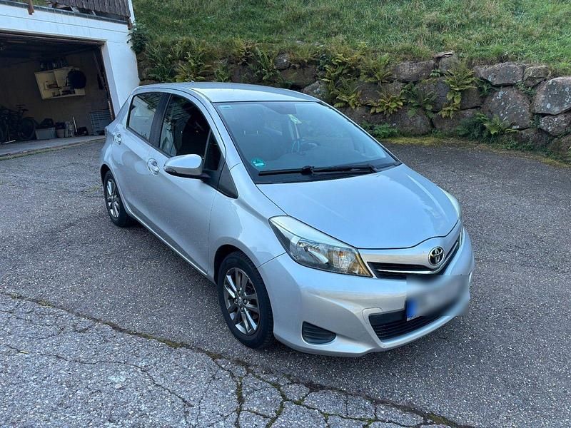 Silber Gebraucht 2014 Toyota Yaris Comfort Kleinwagen | 7.800 € (Fairer Preis) - Bild 1/4