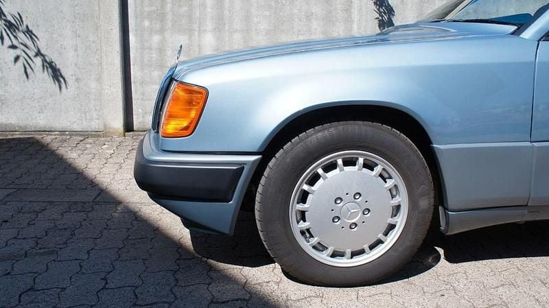 Gebraucht Mercedes E300 179 PS (131 kW) 1988 Blau Coupé