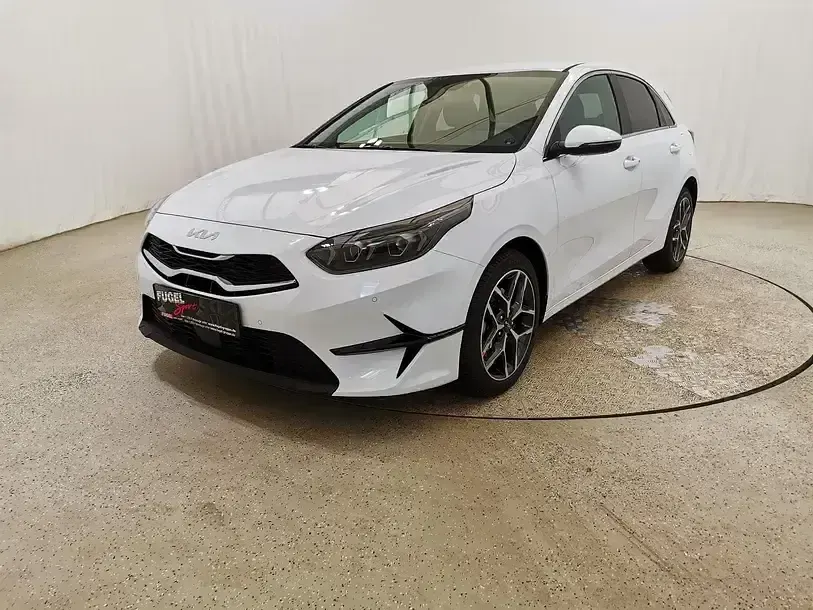 Gebraucht Kia Ceed Style 140 PS (102 kW) 2025 Casa white Kleinwagen