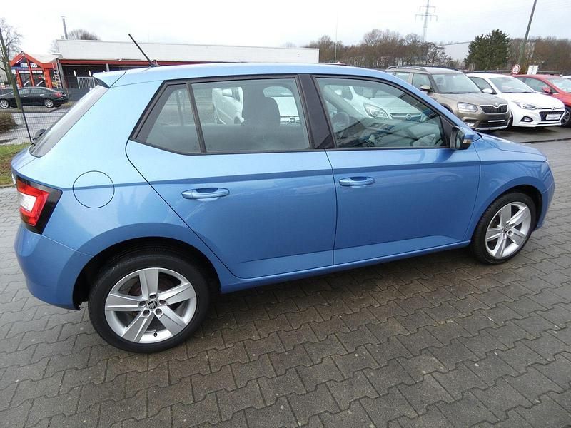 Gebraucht Skoda Fabia Cool Edition 75 PS (55 kW) 2016 Blau Limousine