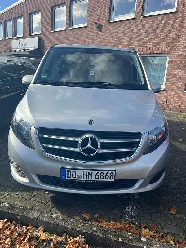 Silber Gebraucht 2018 Mercedes V220 Van / Kleinbus | 26.500 € (Superpreis) - Bild 1/4