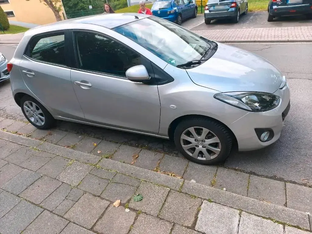 Gebraucht Mazda 2 Center-Line 75 PS (55 kW) 2012 Silber Kleinwagen