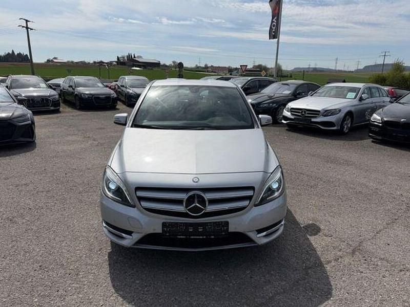 Używany Mercedes B200 375 KM (275 kW) 2011 Srebrny Minivan