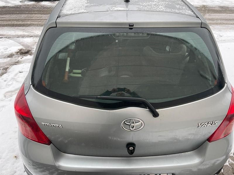 Gebraucht Toyota Yaris 70 PS (51 kW) 2005 Silber Kleinwagen