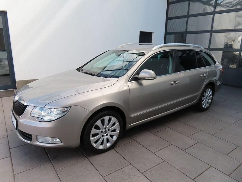 Beige Gebraucht 2012 Skoda Superb Kombi | 4.985 € (Guter Preis) - Bild 1/4