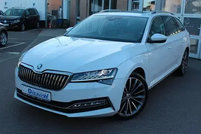 Gebraucht Skoda Superb LAURIN & KLEMENT 280 PS (205 kW) 2023 Moonweiss metallic (metallic) Kombi