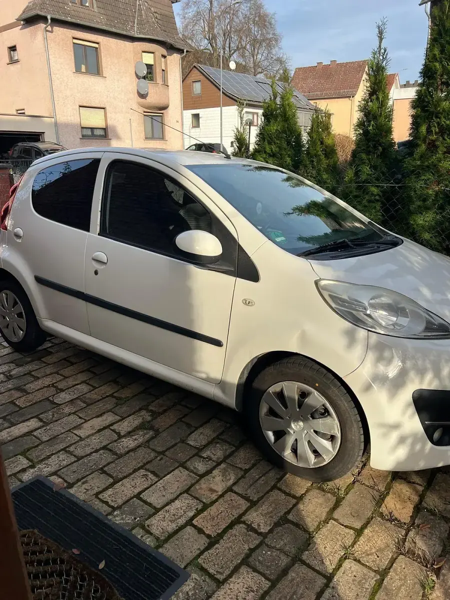 Gebraucht Peugeot 107 68 PS (50 kW) 2013 Weiß Kleinwagen
