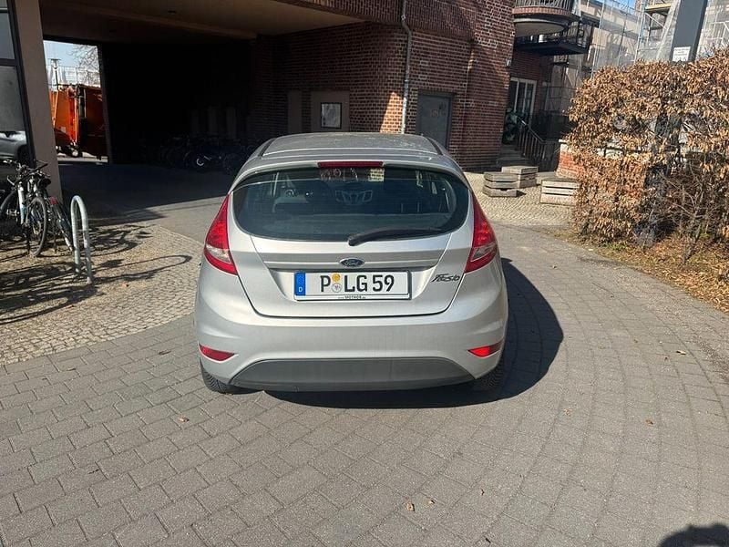 Gebraucht Ford Fiesta 82 PS (60 kW) 2012 Silber Kleinwagen
