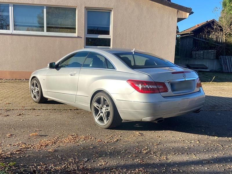 Gebraucht Mercedes E350 231 PS (169 kW) 2009 Silber Coupé