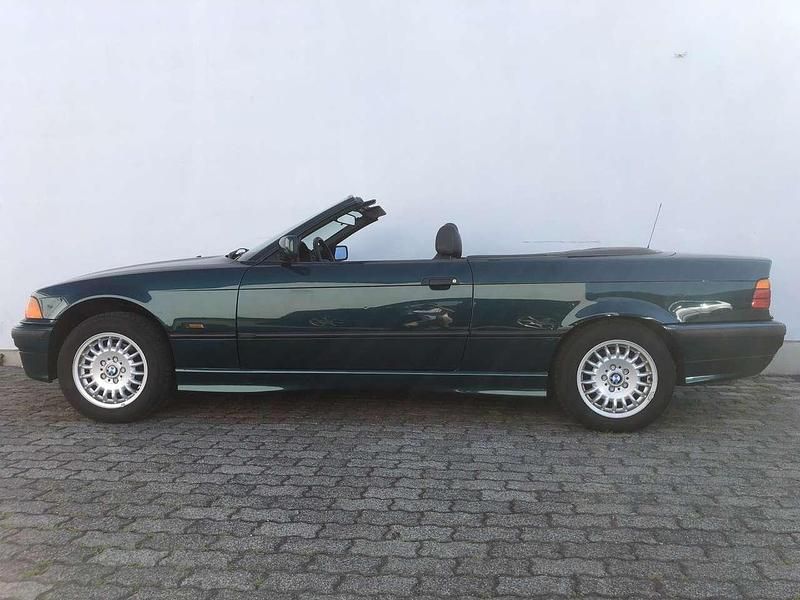 Grün Gebraucht 1995 BMW 318 Cabriolet Performance Cabrio | 9.900 € - Bild 1/4