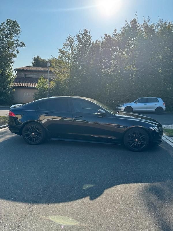 Schwarz Gebraucht 2018 Jaguar XE R-Sport Limousine | 9.900 € - Bild 1/4