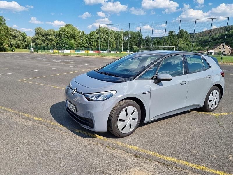 Grau Gebraucht 2023 VW ID.3 Pro Performance Kleinwagen | 24.999 € (Guter Preis) - Bild 1/3