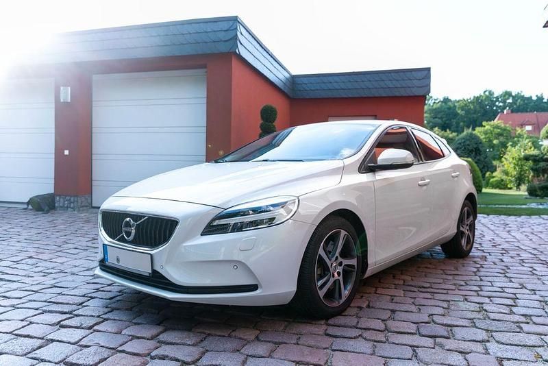 Weiß Gebraucht 2017 Volvo V40 Momentum Kombi | 18.490 € (Fairer Preis) - Bild 1/4