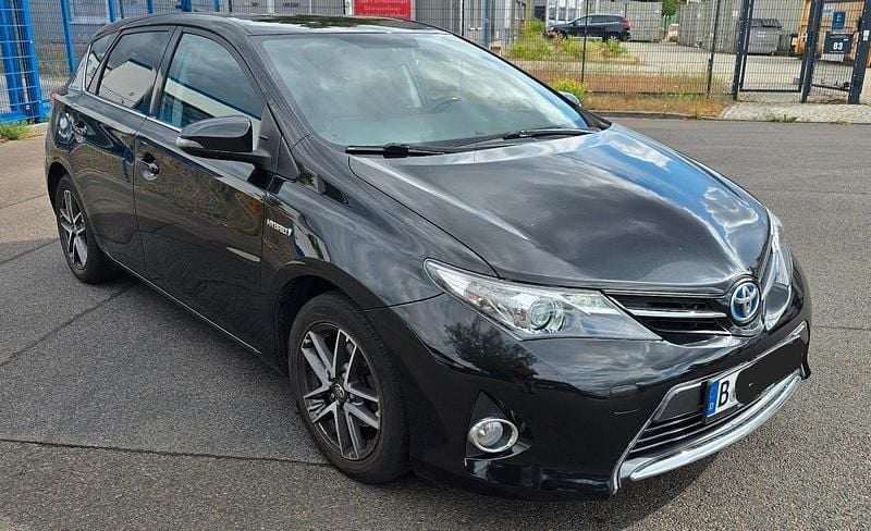 Schwarz Gebraucht 2015 Toyota Auris Hybrid Limousine | 9.599 € (Superpreis) - Bild 1/4