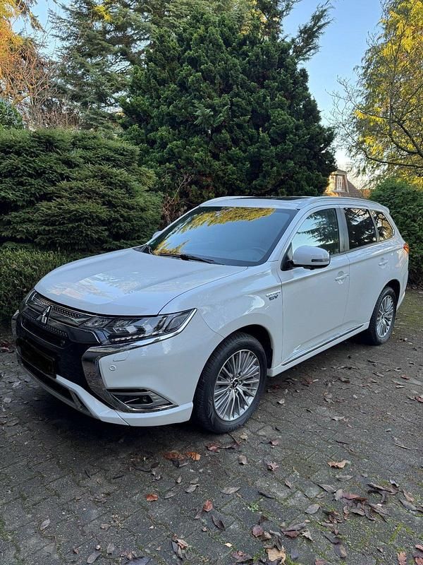 Weiß Gebraucht 2021 Mitsubishi Outlander P-HEV SUV | 22.500 € (Guter Preis) - Bild 1/4