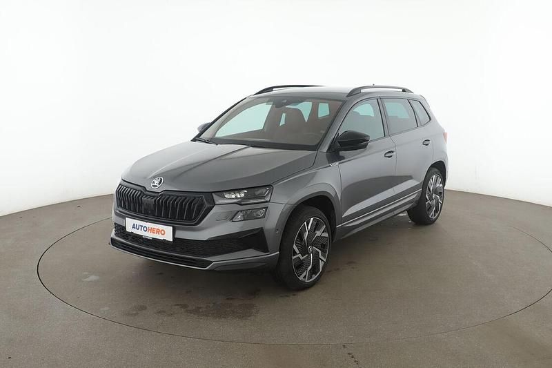 Grau Gebraucht 2023 Skoda Karoq SportLine SUV | 32.130 € (Fairer Preis) - Bild 1/3