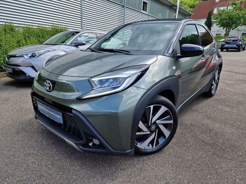 Cardamom green (metallic) Gebraucht 2023 Toyota Aygo X-plore Kleinwagen | 20.990 € (Teuer) - Bild 1/4