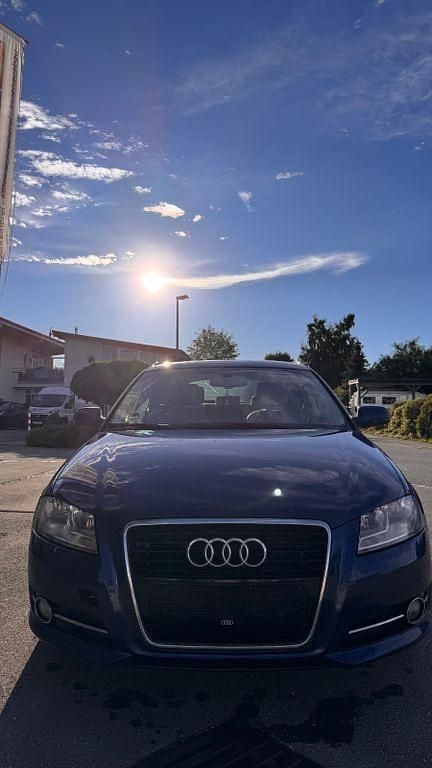 Blau Gebraucht 2013 Audi A3 Sportback Attraction Limousine | 4.799 € (Superpreis) - Bild 1/4