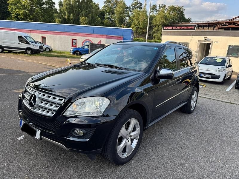 Schwarz Gebraucht 2010 Mercedes ML350 SUV | 9.950 € (Guter Preis) - Bild 1/4
