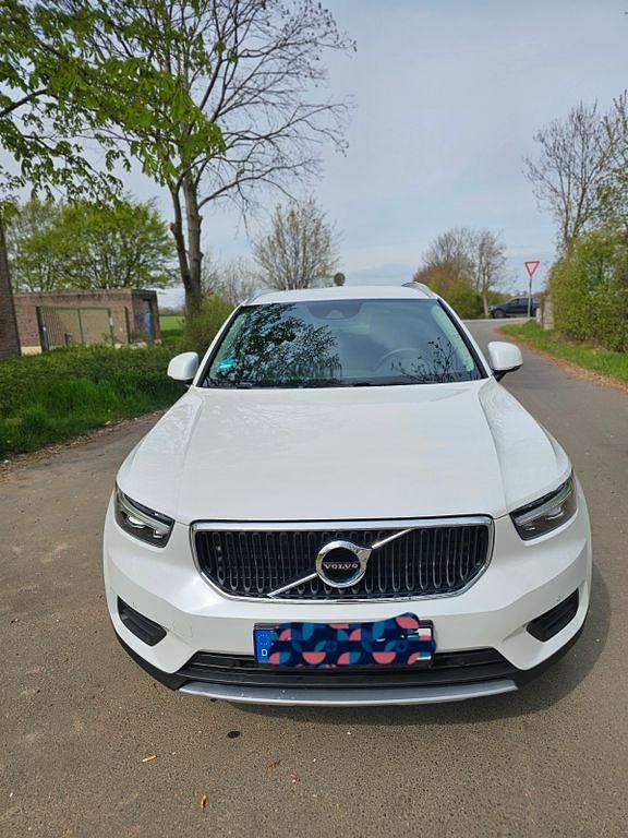 Gebraucht Volvo XC40 Momentum 197 PS (144 kW) 2022 Weiß SUV