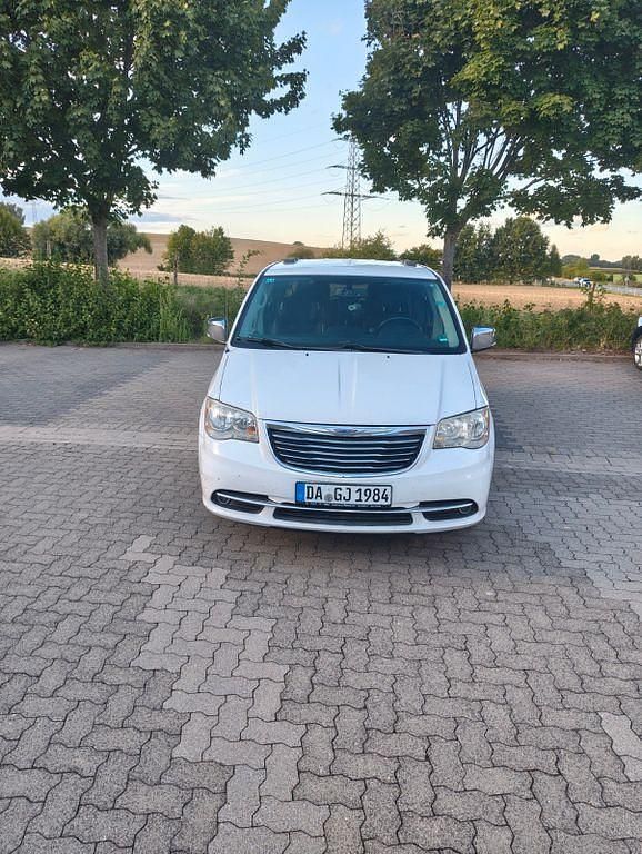 Weiß Gebraucht 2015 Chrysler Voyager Van / Kleinbus | 16.000 € - Bild 1/4