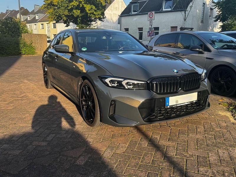 Grau Gebraucht 2022 BMW 330 M Performance Limousine | 43.600 € (Fairer Preis) - Bild 1/4