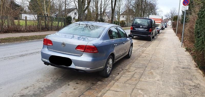 Gebraucht VW Passat 140 PS (102 kW) 2012 Blau Limousine