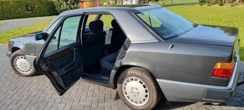 Używany Mercedes E300 220 KM (161 kW) 1990 Czarny Sedan/Limuzyna