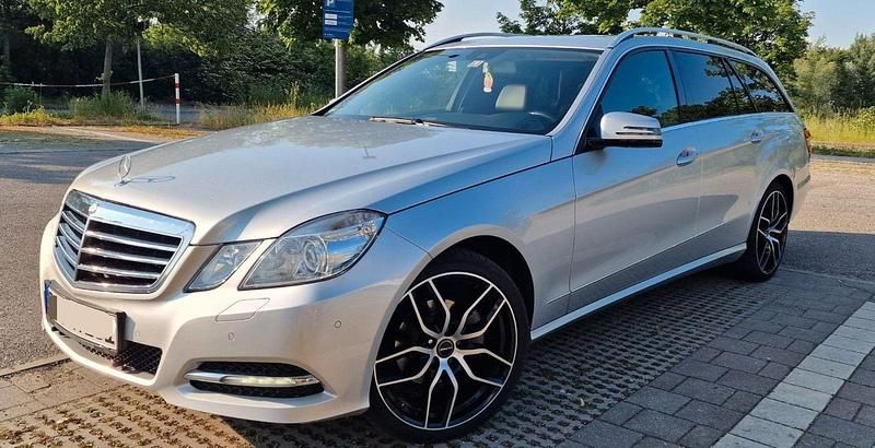 Silber Gebraucht 2012 Mercedes E220 Avantgarde Kombi | 9.990 € (Fairer Preis) - Bild 1/4