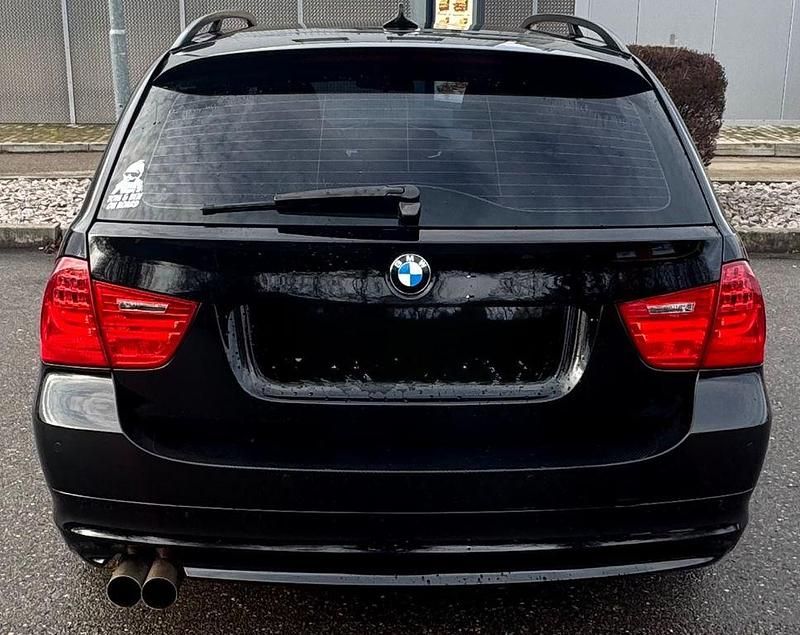 Gebraucht BMW 320 177 PS (130 kW) 2009 Schwarz Kombi