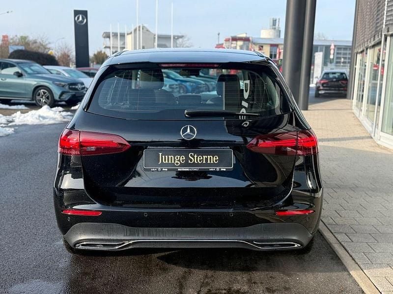 Gebraucht Mercedes B200 Progressive 163 PS (119 kW) 2024 Unilack nachtschwarz Van / Kleinbus