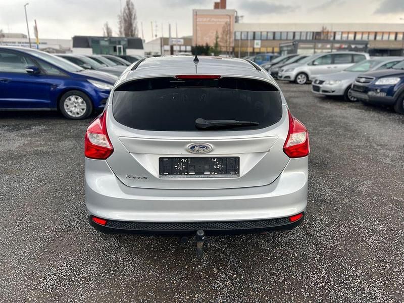 Gebraucht Ford Focus Trend 125 PS (91 kW) 2011 Silber Limousine