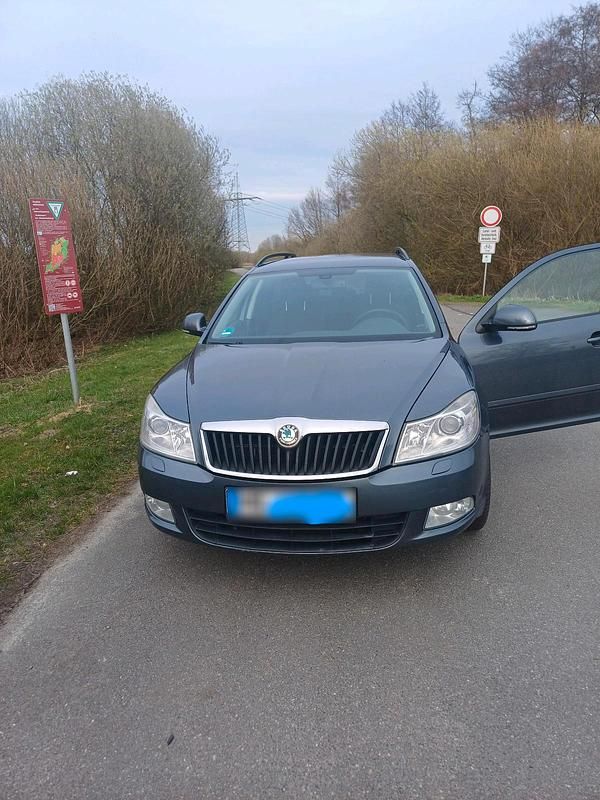 Gebraucht Skoda Octavia 105 PS (77 kW) 2012 Grau Kombi