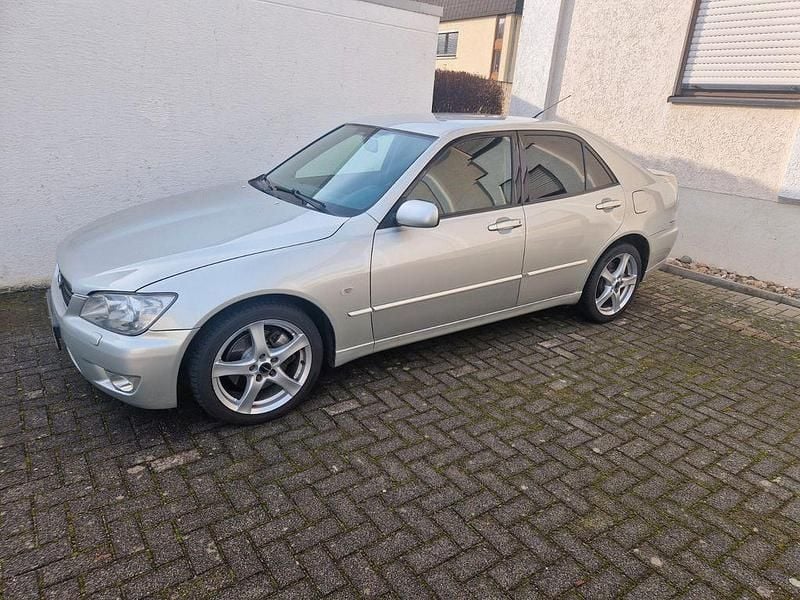 Silber Gebraucht 2003 Lexus IS200 Limousine | 11.500 € (Fairer Preis) - Bild 1/4