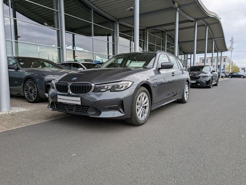 Gebraucht BMW 330e Sport Line 292 PS (214 kW) 2022 Grau Kombi