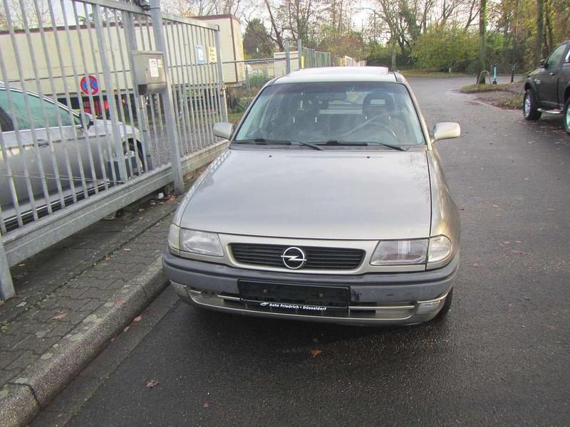Gebraucht Opel Astra 75 PS (55 kW) 1996 Grau Limousine