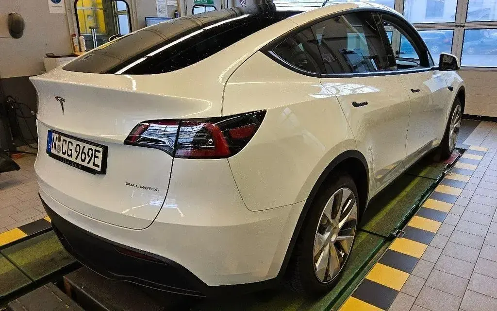 Gebraucht Tesla Model Y 378 kW (514 PS) 2023 Weiß SUV