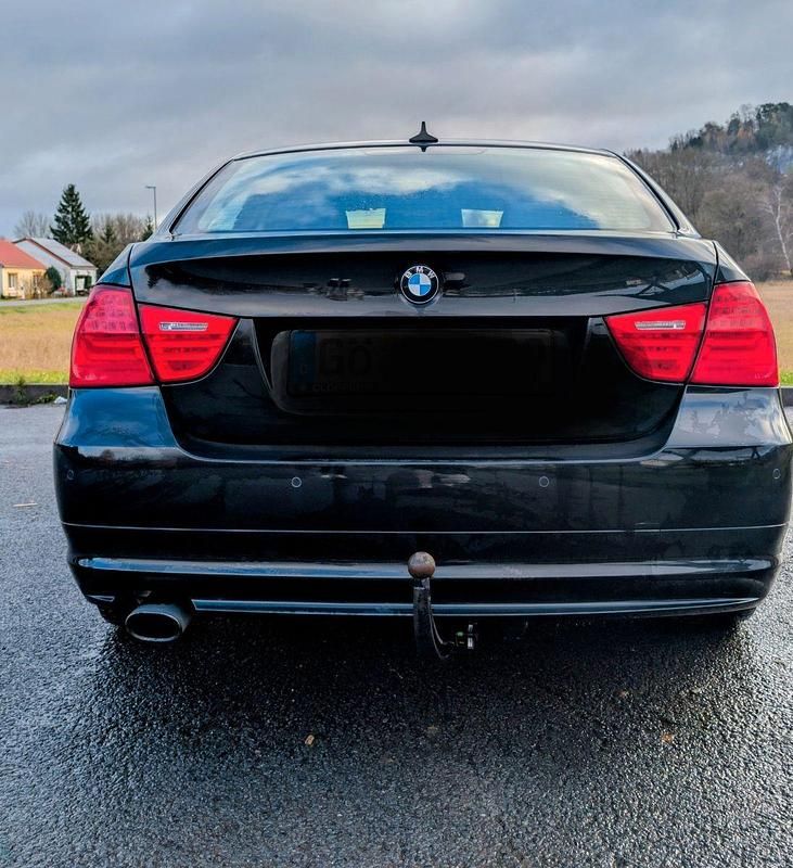 Gebraucht BMW 318 143 PS (105 kW) 2011 Schwarz Limousine