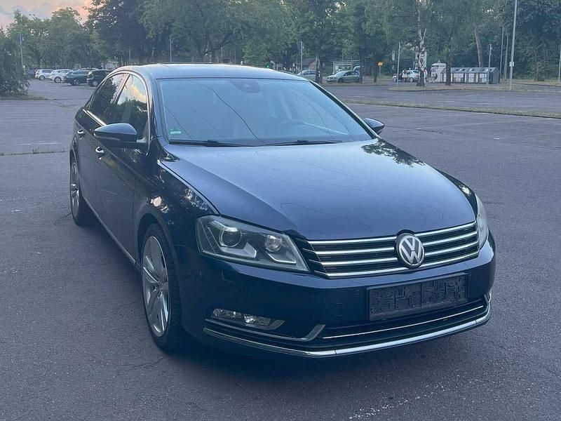 Blau Gebraucht 2012 VW Passat Highline Limousine | 9.900 € (Fairer Preis) - Bild 1/4