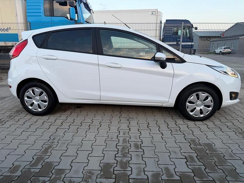 Gebraucht Ford Fiesta Trend 101 PS (74 kW) 2015 Weiß Kleinwagen