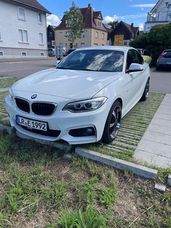 Weiß Gebraucht 2015 BMW 218 Sport Line Coupé | 11.950 € (Fairer Preis) - Bild 1/4