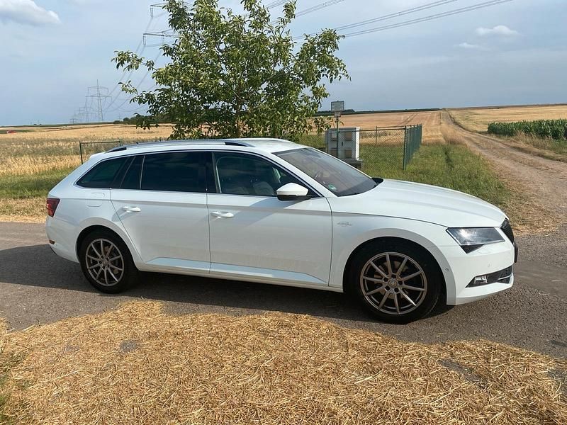 Weiß Gebraucht 2016 Skoda Superb LAURIN & KLEMENT Kombi | 19.900 € (Fairer Preis) - Bild 1/4