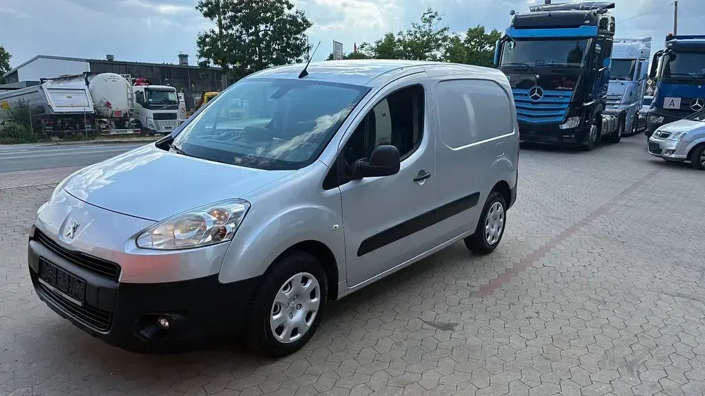 Gebraucht Peugeot Partner 90 PS (66 kW) 2015 Silber Van / Kleinbus