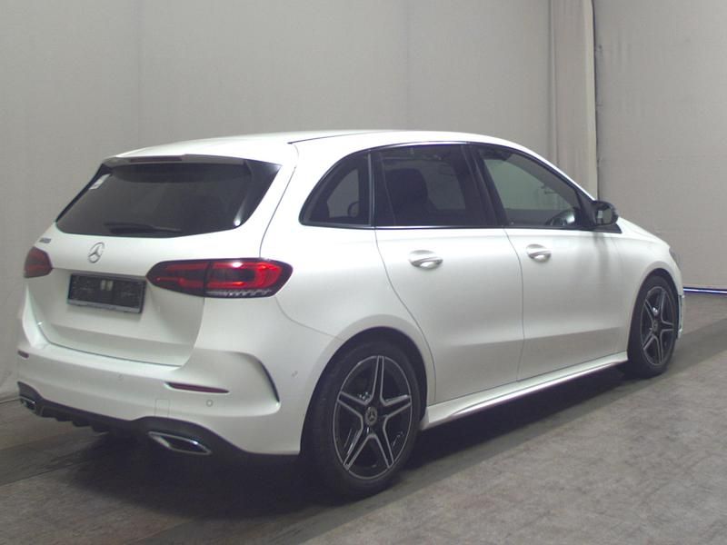 Gebraucht Mercedes B200 AMG line 163 PS (119 kW) 2020 Weiss Van / Kleinbus